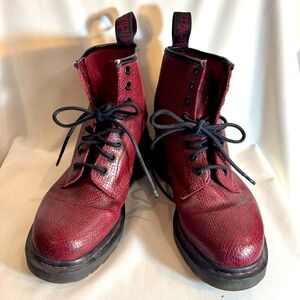 DR MARTENS Sz 8 Red Lace-Up Boots Embossed Snake Print Pattern 8 Eyelet